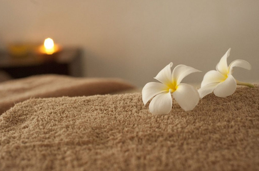 massage table with flowers
