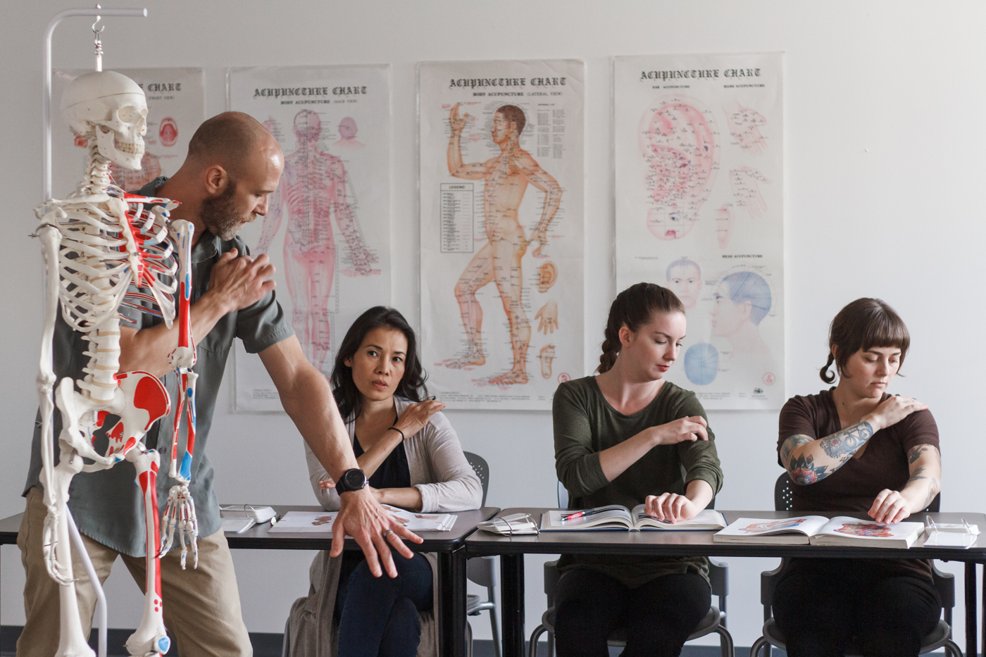 20190824_9049 east-west-college-massage-students-studying-anatomy-educate-and-enrich