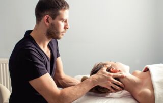 become-a-licensed-massage-therapist-in-portland-oregon-man-massage-womans-head