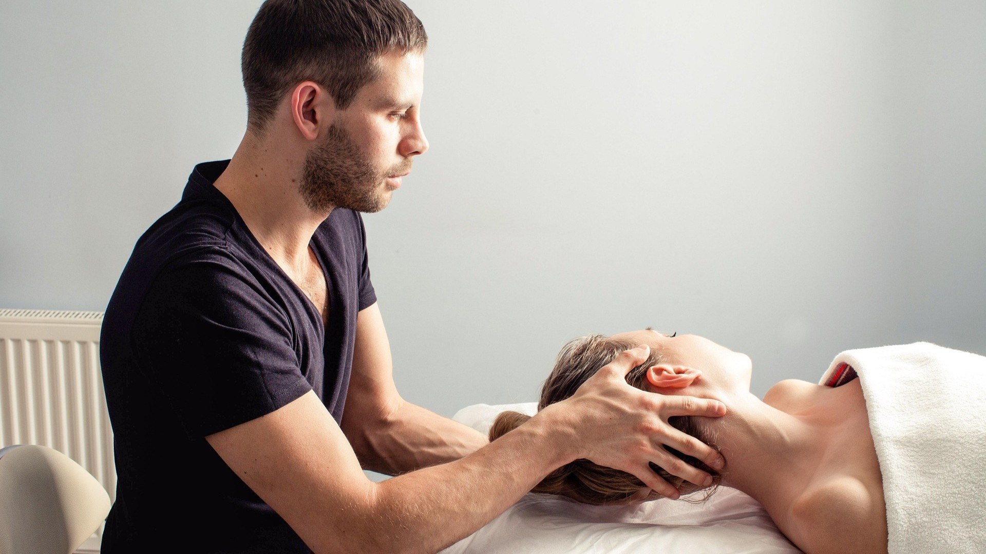 become-a-licensed-massage-therapist-in-portland-oregon-man-massage-womans-head